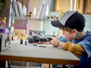 76224 LEGO Betmobilis: Betmenas prieš Supermeną. Džokeris pasisuko