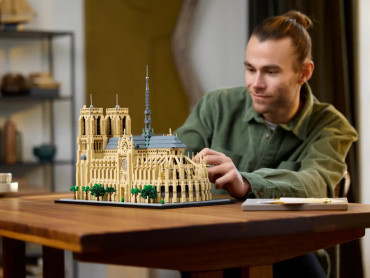 21061 LEGO Notre-Dame de Paris